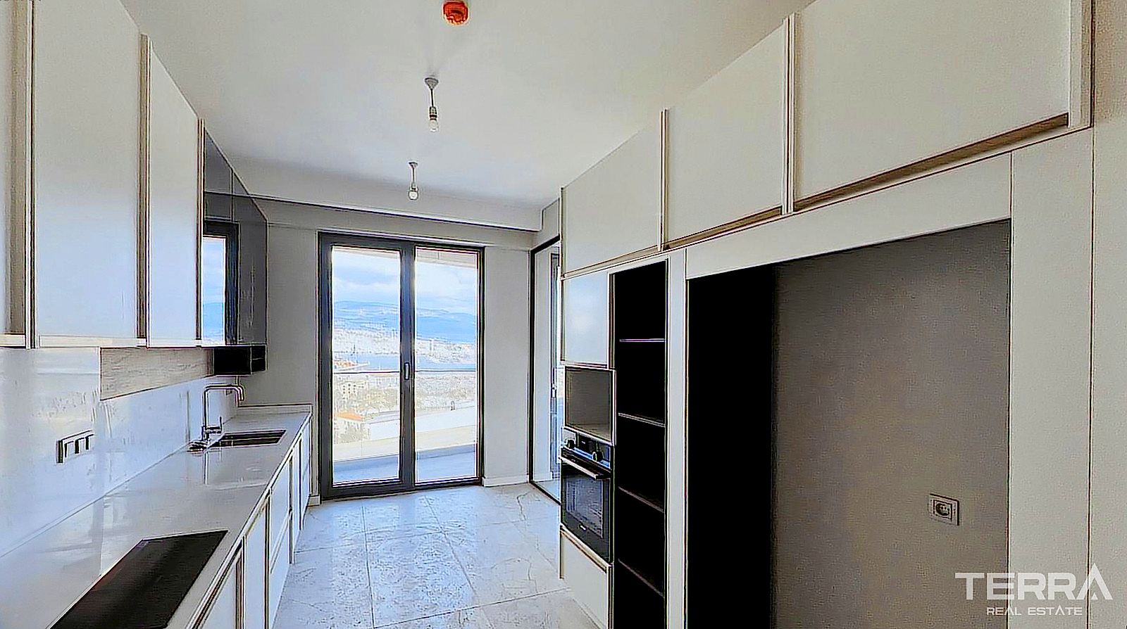 İzmir, Konak'ta Sahile ve Merkeze Yakın Deniz Manzaralı Daireler - 106382