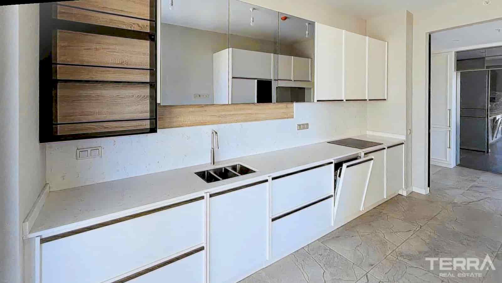 İzmir, Konak'ta Sahile ve Merkeze Yakın Deniz Manzaralı Daireler - 106385