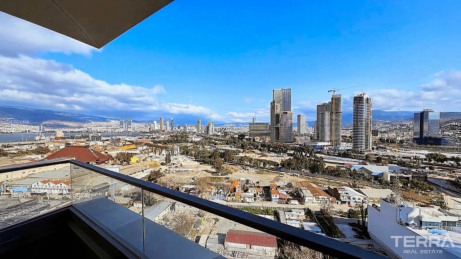 İzmir, Konak'ta Sahile ve Merkeze Yakın Deniz Manzaralı Daireler - 106388