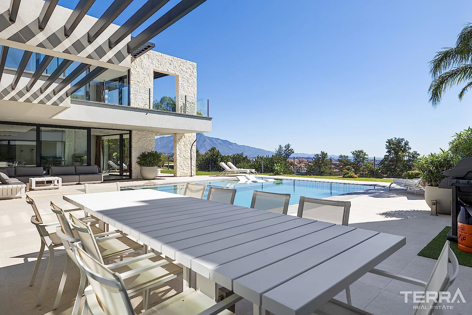 Golf Vilaa for Sale in Benahavís, Costa del Sol, Spain - 120204