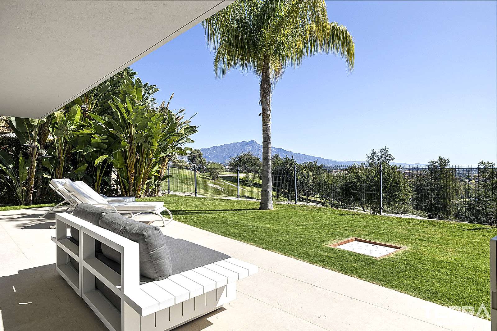 Golf Vilaa for Sale in Benahavís, Costa del Sol, Spain - 120205