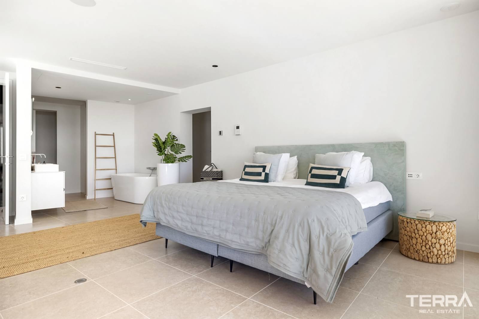 Golf Vilaa for Sale in Benahavís, Costa del Sol, Spain - 120219