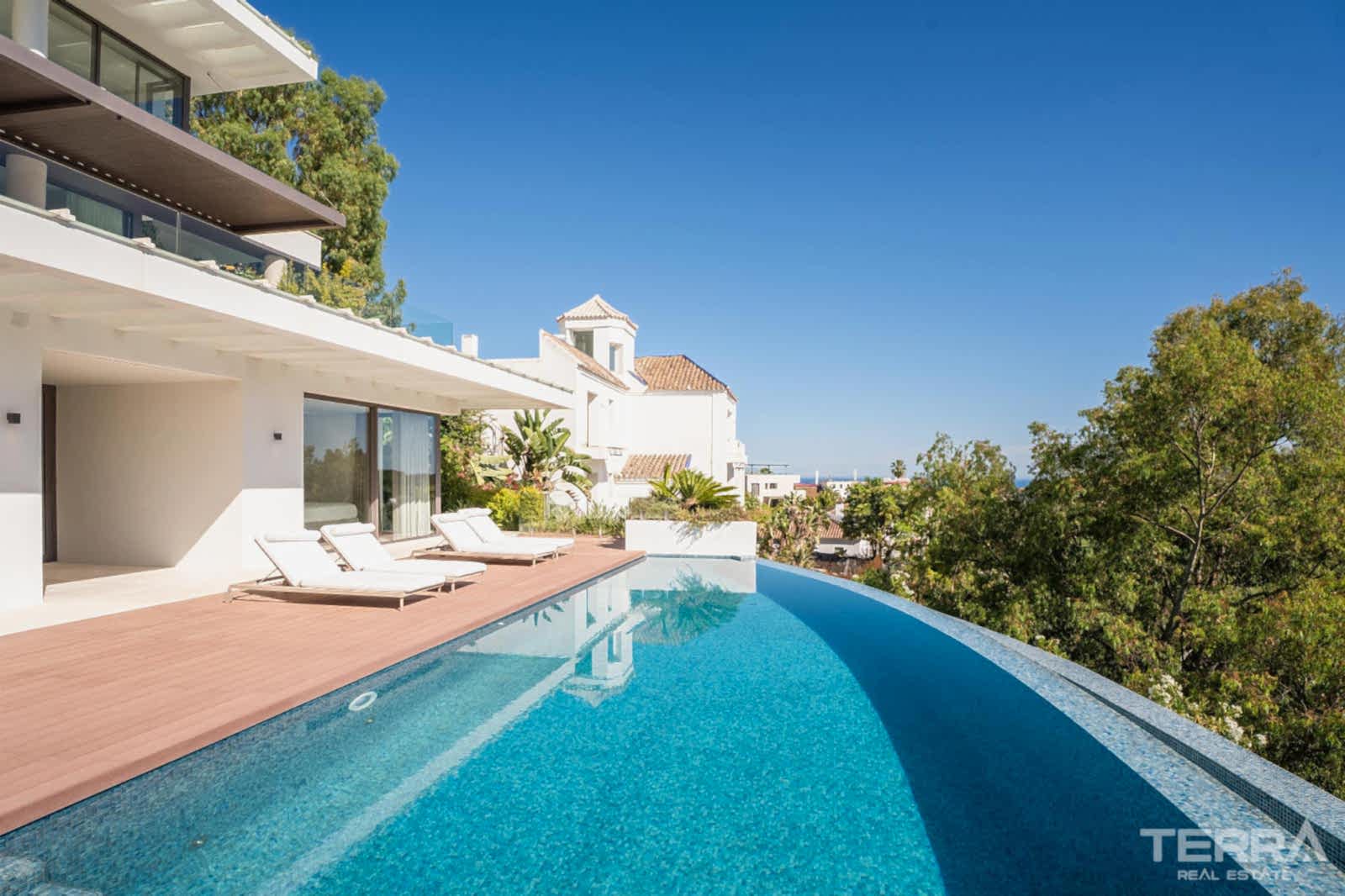 Golf Villa for Sale with Sea View in Benahavís, Spain - 120239