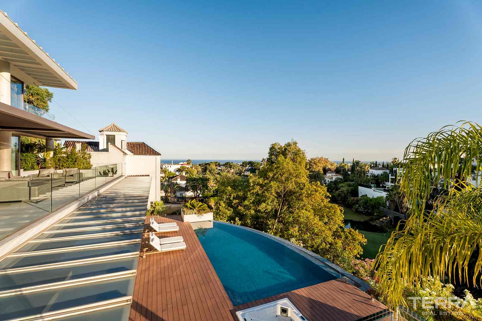 Golf Villa for Sale with Sea View in Benahavís, Spain - 120240