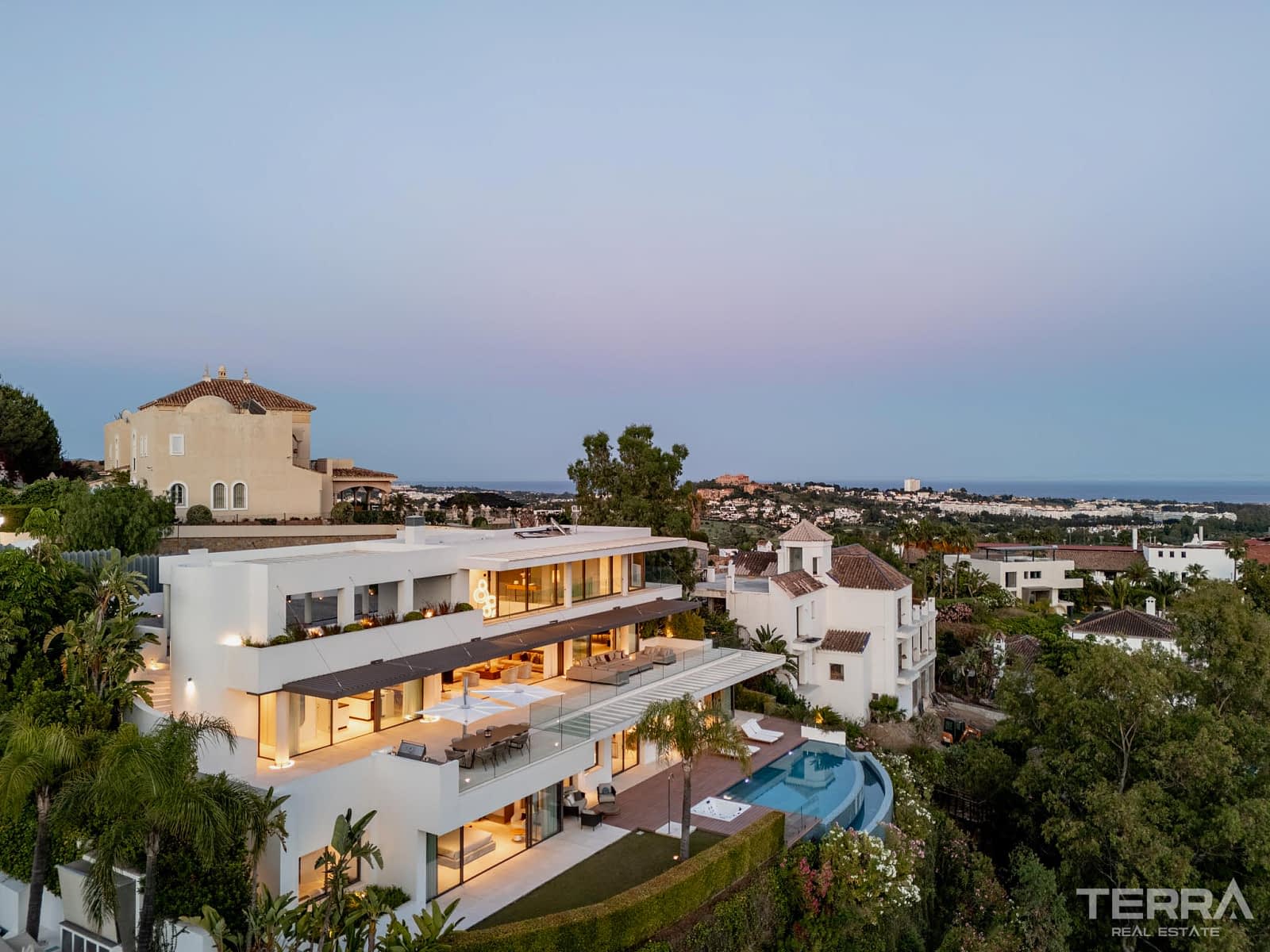 Golf Villa for Sale with Sea View in Benahavís, Spain - 120242