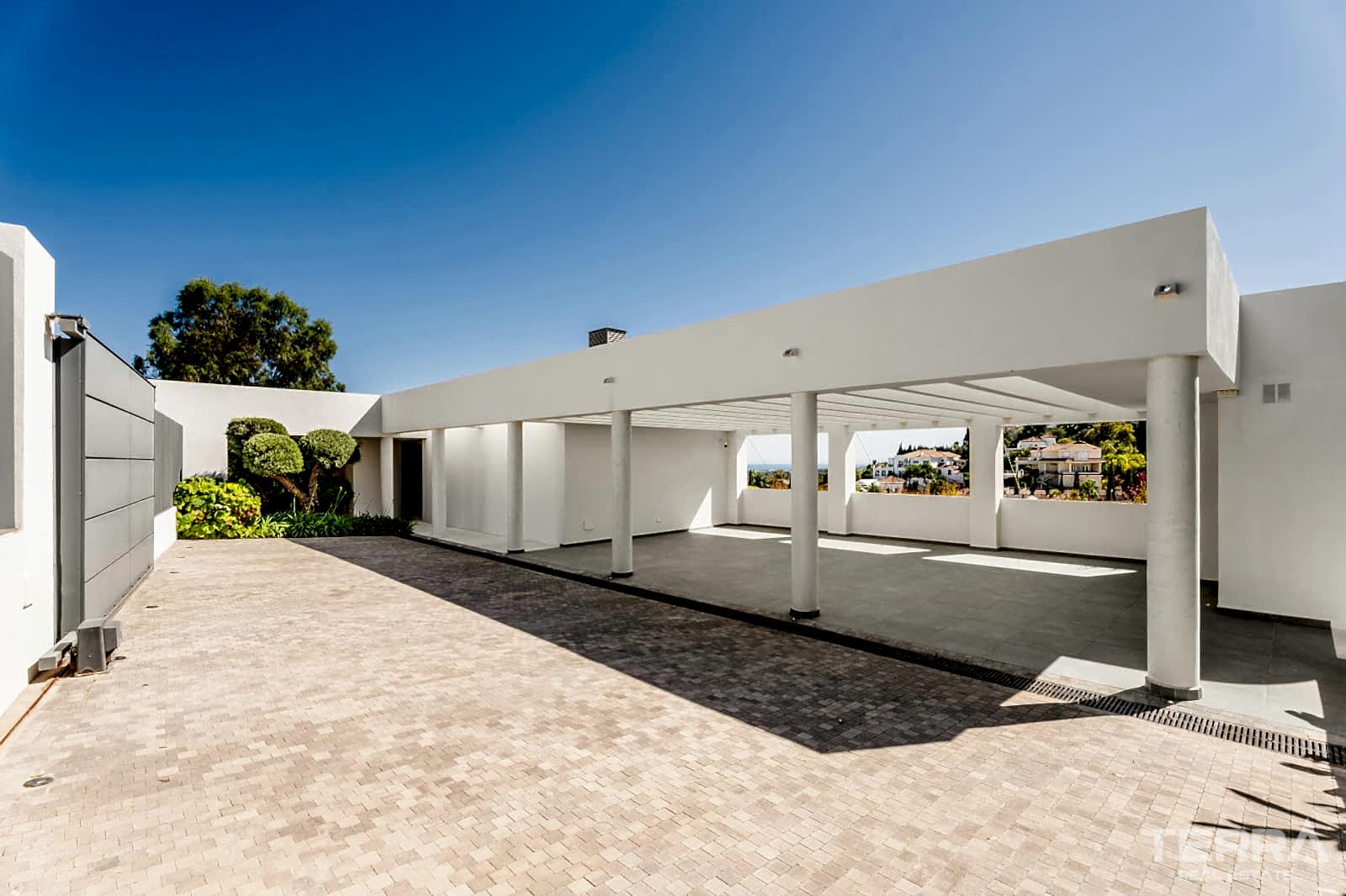 Golf Villa for Sale with Sea View in Benahavís, Spain - 120248