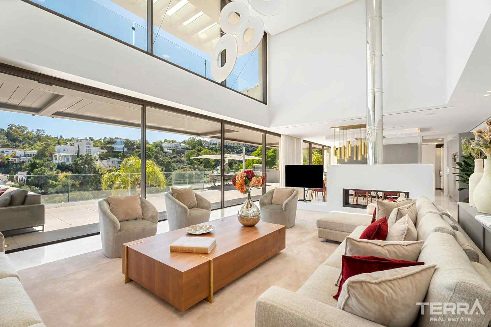 Golf Villa for Sale with Sea View in Benahavís, Spain - 120252