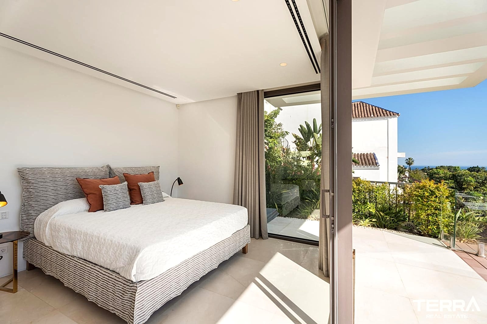 Golf Villa for Sale with Sea View in Benahavís, Spain - 120262